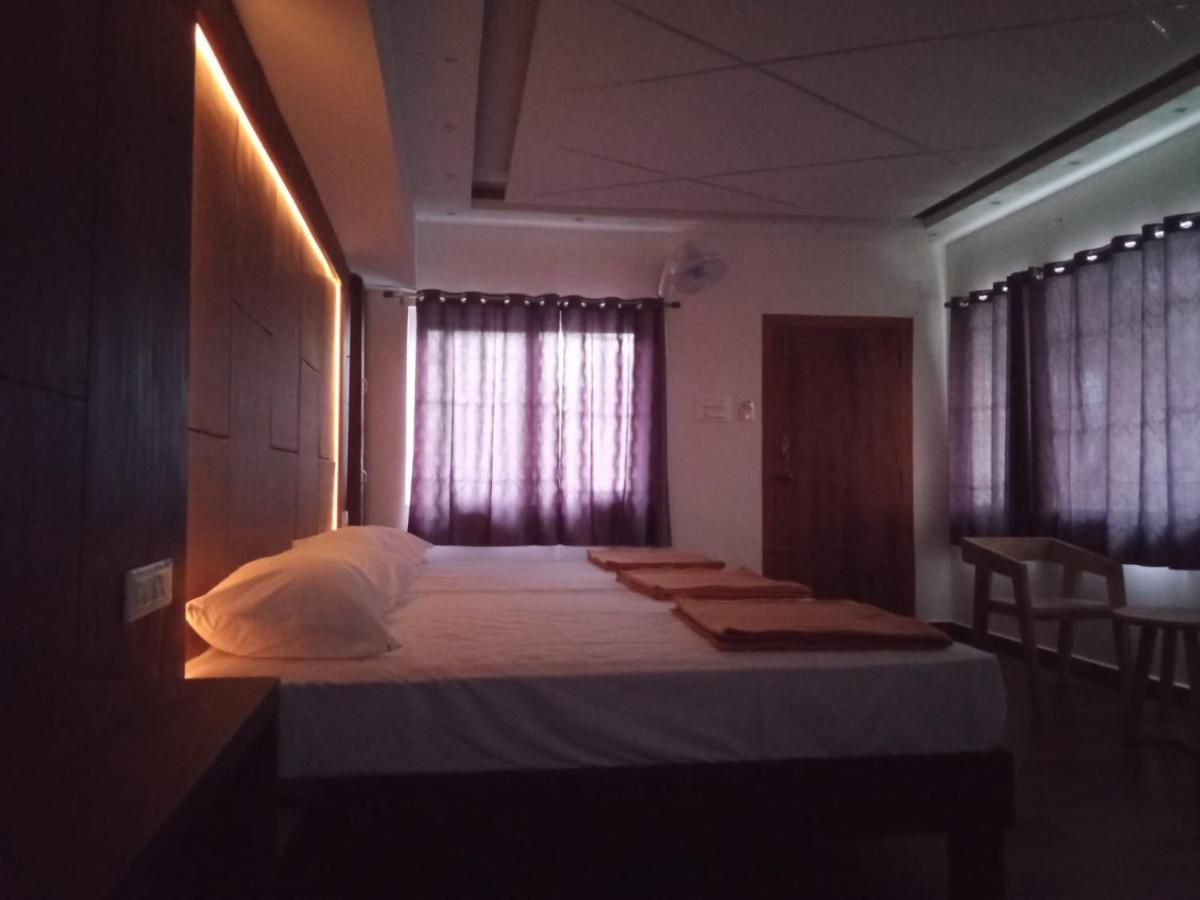 Hilltop Hotel Valparai Ngoại thất bức ảnh