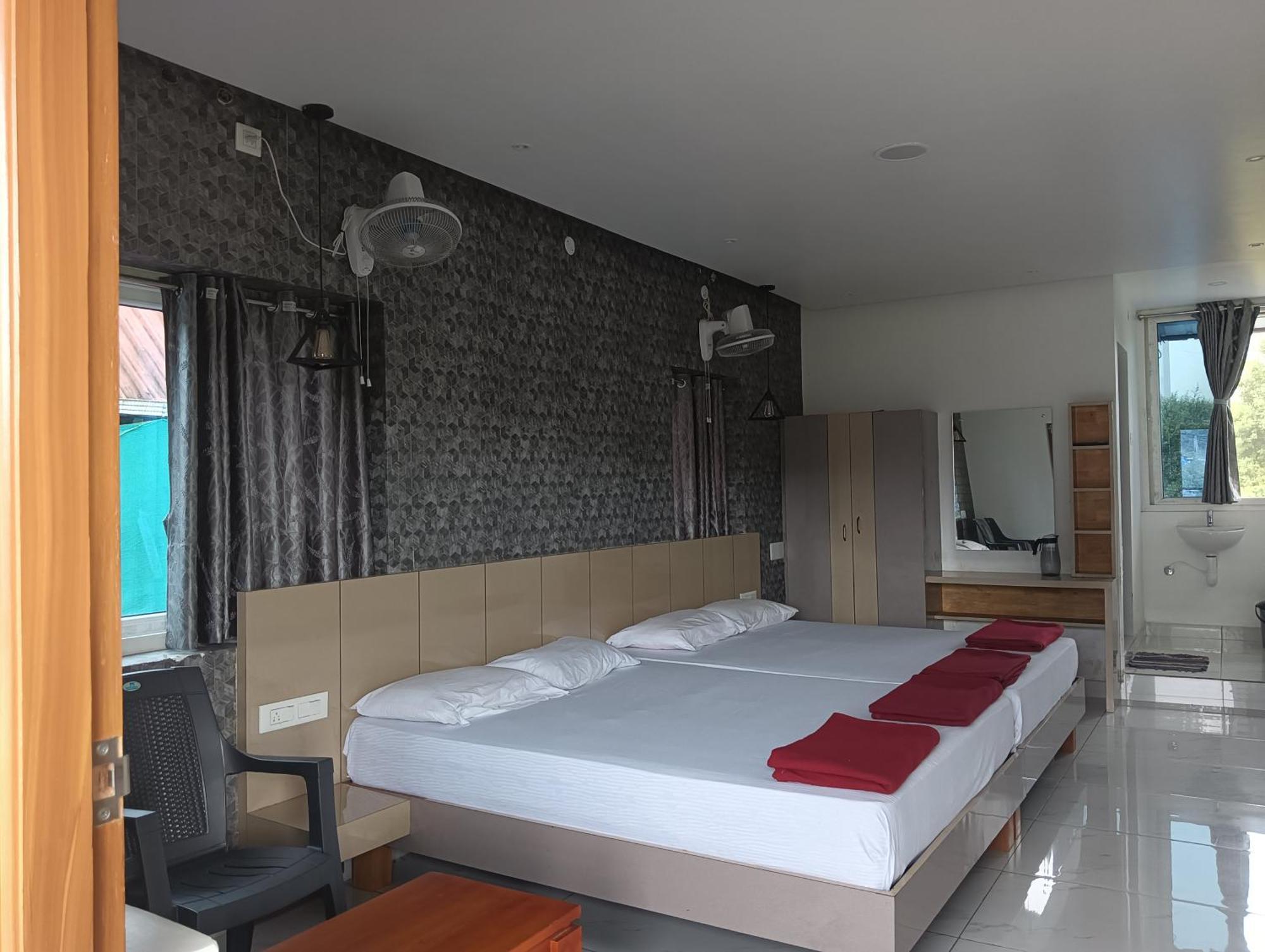 Hilltop Hotel Valparai Ngoại thất bức ảnh