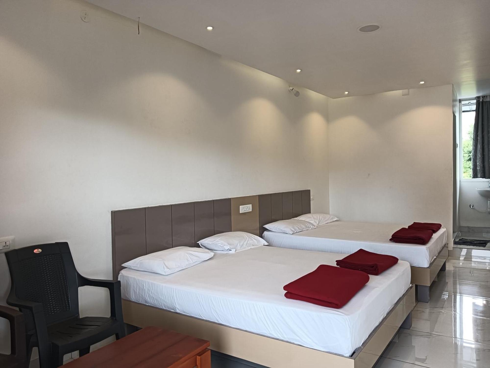 Hilltop Hotel Valparai Ngoại thất bức ảnh