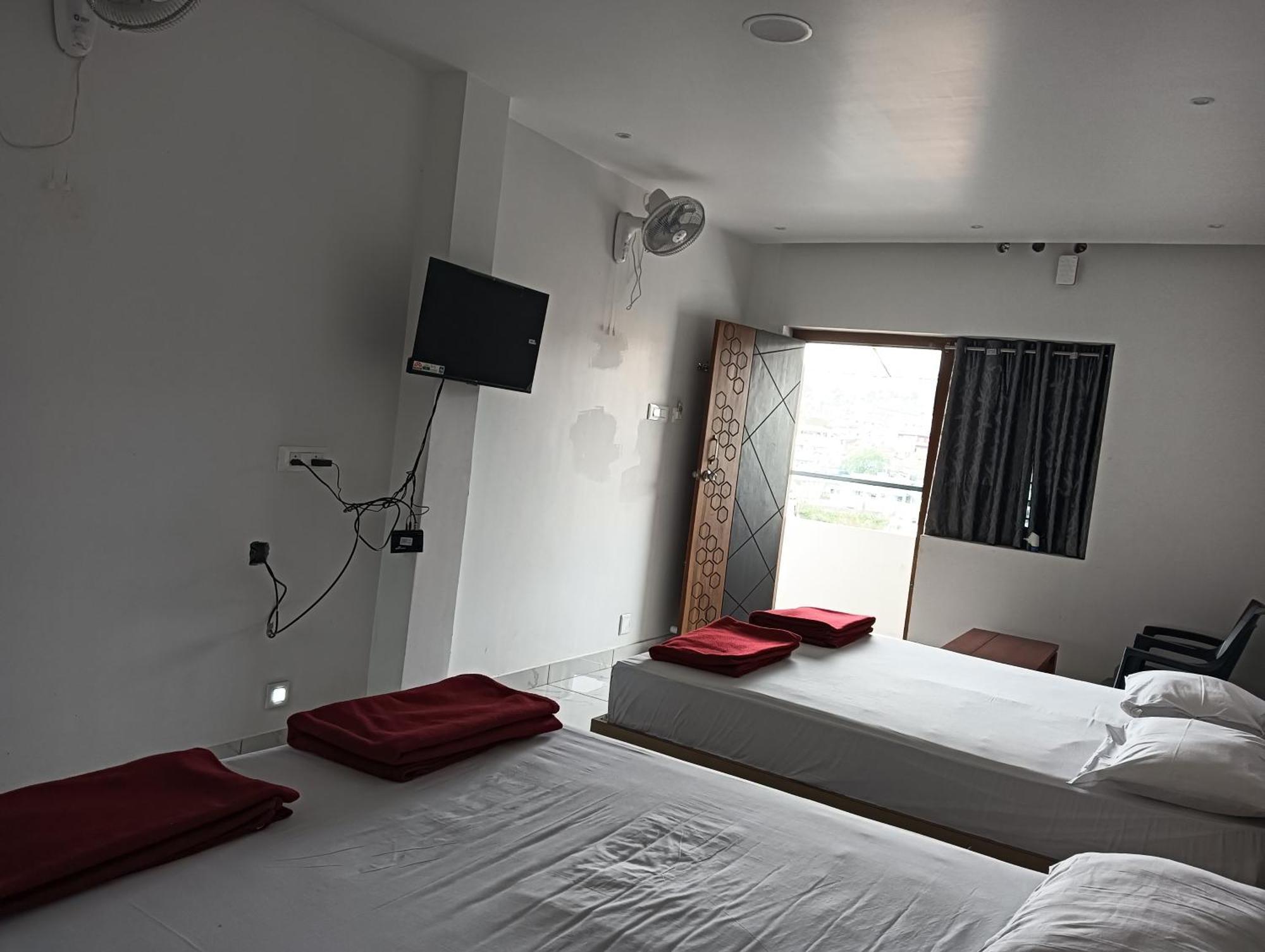 Hilltop Hotel Valparai Ngoại thất bức ảnh