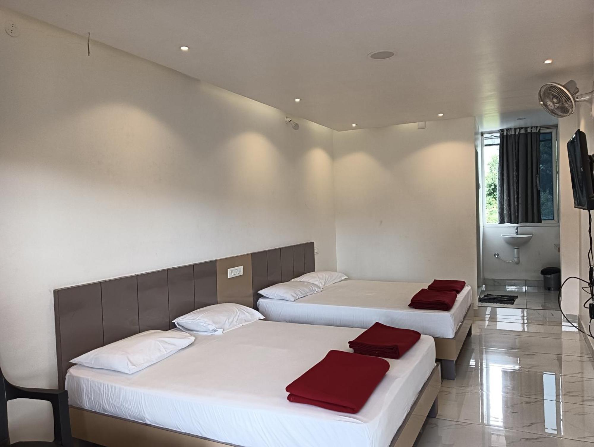 Hilltop Hotel Valparai Ngoại thất bức ảnh