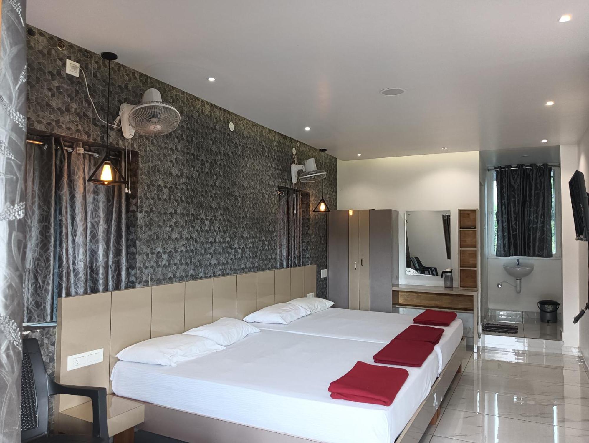 Hilltop Hotel Valparai Ngoại thất bức ảnh