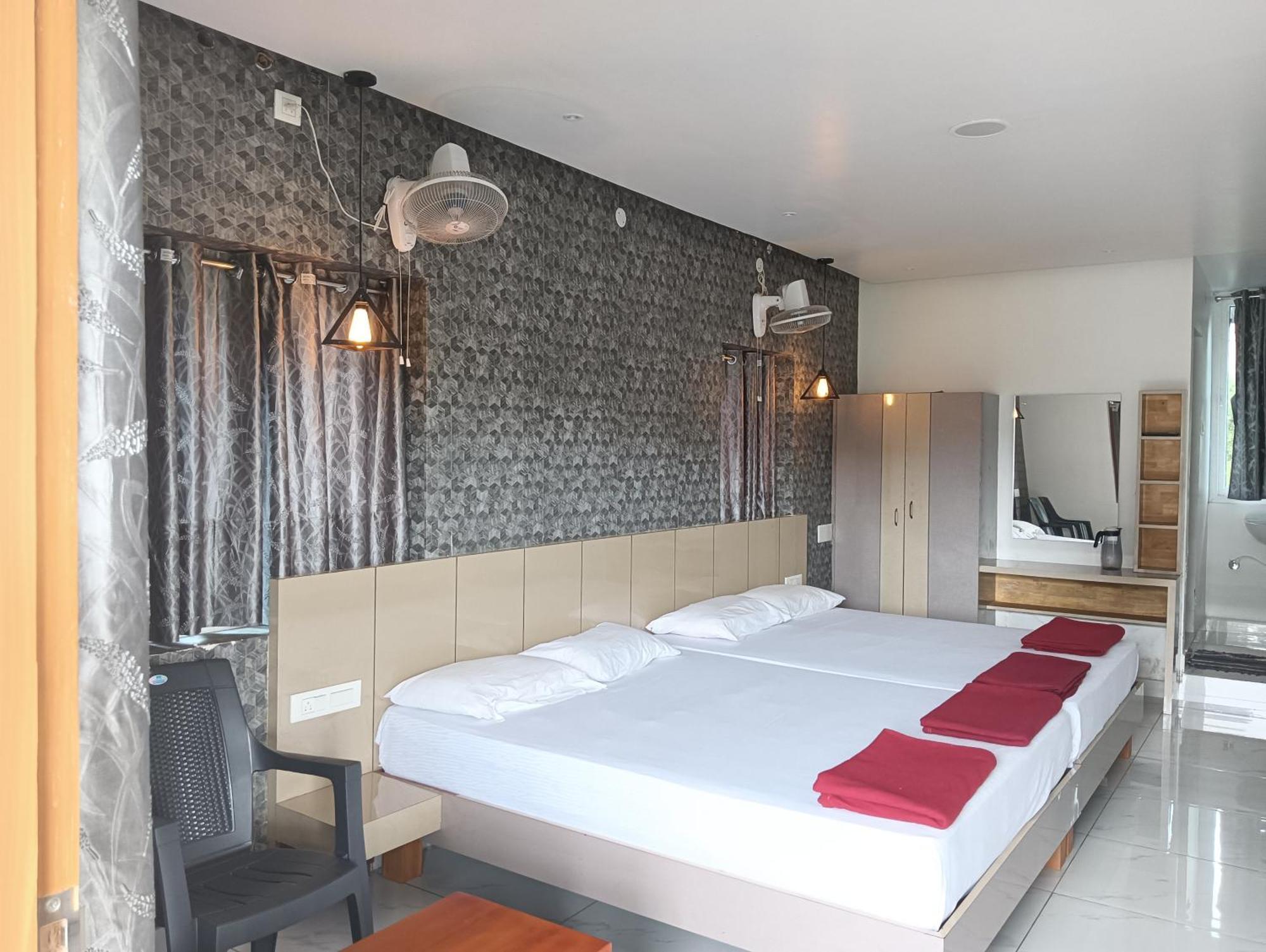 Hilltop Hotel Valparai Ngoại thất bức ảnh