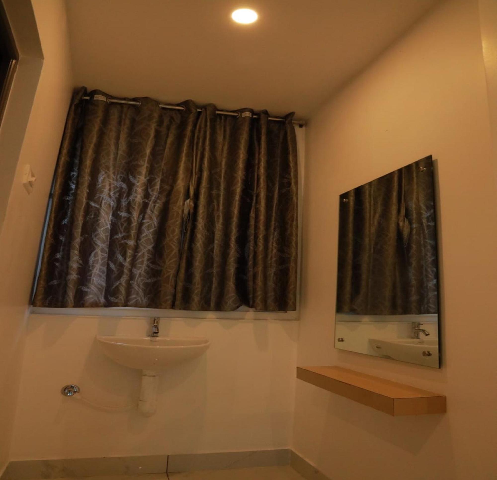 Hilltop Hotel Valparai Ngoại thất bức ảnh